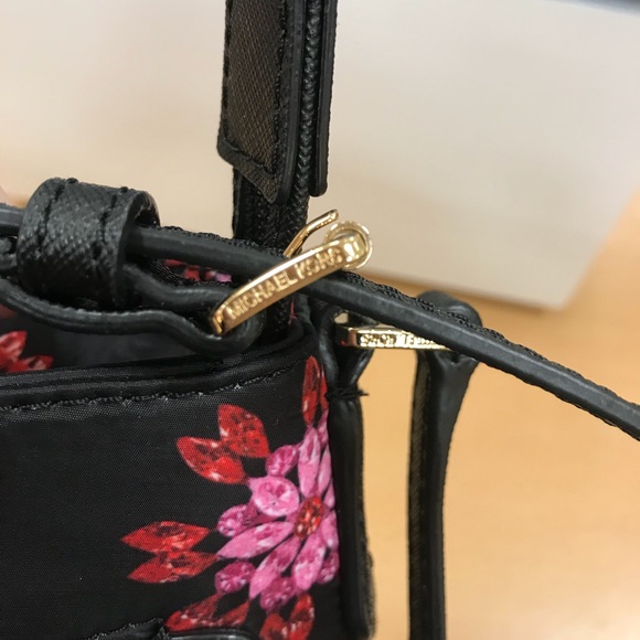 Brand new Michael kors flower crossbody - Picture 5 of 6